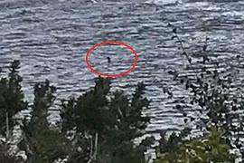 Vật thể nghi quái vật hồ Loch Ness ngóc đầu trên mặt hồ