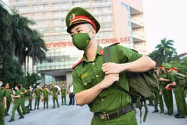 650 học viên cảnh sát xuất quân vào miền Nam chống dịch