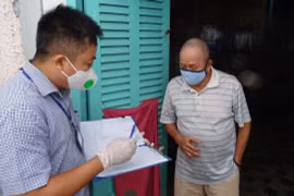Người Sài Gòn nhận tiền hỗ trợ
