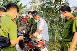 Công an bắt quả tang hai người đang mua bán vàng nghi nhập lậu.