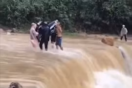 Video: Liều lĩnh khiêng xe máy vượt lũ