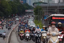 Ảnh: Ngày đầu tiên sau khi nới lỏng cách ly xã hội, đường phố Hà Nội đông đúc kéo dài, người dân chật vật đi làm dưới mưa