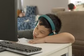 Học sinh lớp 1 học online từ sáng đến chiều