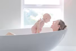 Khó chịu vì phải kiêng tắm sau sinh