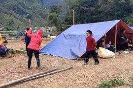 Cao Bằng: Dân dựng lán ngủ ngoài đồng sau nhiều trận động đất liên tiếp