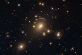 Kinh ngạc kính thiên văn Hubble “bắt quả tang” nhiều thiên hà khổng lồ