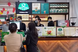Kiosk Phúc Long được bố trí rộng rãi để khách hàng thuận tiện mua đồ uống khi sau khi mua sắm. Trong 2 tuần đầu khai trương, Phúc Long tặng túi tote đến khách hàng có hóa đơn từ 120.000đ, tặng giá đỡ điện thoại đến khách hàng mua ly size vừa bất kỳ và tặn