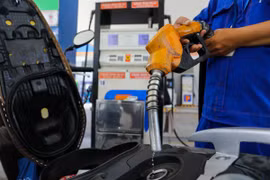 Giá xăng E5, dầu cùng tăng
