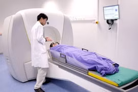 Bệnh nhân đang xạ trị nên cách ly người thân