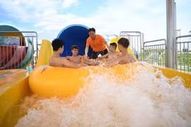 Hàng nghìn người đổ về công viên nước ở Hà Đông cuối tuần