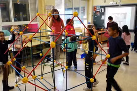 Năm 2015, chương trình “Arquitectura Para Niños” (Kiến trúc cho trẻ em), sáng kiến giáo dục của một dự án địa phương, đã lần đầu tiên tổ chức khóa học kiến trúc dành cho các học sinh lớp 4 của trường tiểu học Ceip Praza de Barcelos ở Galicia, Tây Ban Nha.