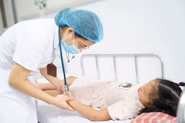 Trẻ sốt xuất huyết nguy kịch vì nhập viện muộn