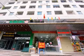 Một bảo vệ quán cà phê mắc COVID-19, thêm 1 chung cư Linh đàm bị phong tỏa