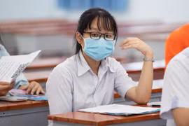 Nhiều địa phương cho học sinh lớp 9 và 12 trở lại trường ôn tập