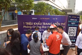 Phát tặng khẩu trang minh bạch bằng công nghệ
