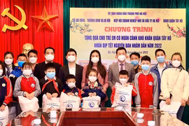 Ông Đỗ Vinh Quang, thành viên HĐQT T&T Group, Chủ tịch CLB Bóng đá Hà Nội cùng Ban Tổ chức trao quà tặng các em có hoàn cảnh khó khăn quận Tây Hồ, Hà Nội.