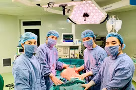 3 lần mổ u mỡ trong ổ bụng
