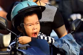  Đưa con học xa thành ra ho, sốt