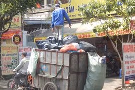 TPHCM triển khai chính sách hỗ trợ chuyển đổi phương tiện thu gom rác.