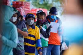 Xếp hàng dài chờ mua bánh Trung thu tại TP.HCM