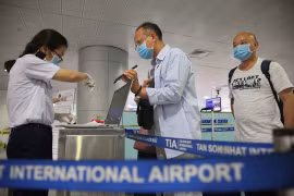 Phòng dịch COVID-19: Bộ Y tế ra công điện khẩn về tăng cường giám sát, quản lý người nhập cảnh