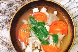 Canh cà chua giúp trẻ hóa làn da