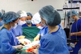 Khen thưởng các bác sĩ cứu sống sản phụ và thai nhi bị vỡ tử cung thai kỳ