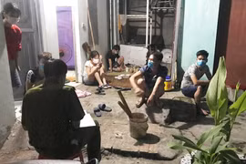 Tụ tập xem bóng đá, 7 người bị phạt 105 triệu đồng