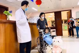 Bé gái rơi từ tầng 12A chung cư khỏe mạnh xuất viện