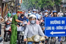 Ùn ùn phương tiện tại chốt kiểm soát ngày đầu Hà Nội siết chặt lí do ra đường