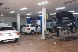 Cơ sở sửa chữa tư nhân tại Lê Văn Lương cho biết có 30 khách đặt lịch thay dầu trong hôm nay.