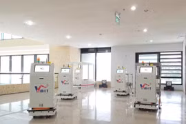 Robot “giao liên” trong khu cách ly Covid-19