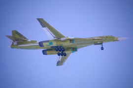 Máy bay ném bom chiến lược siêu âm mang tên lửa Tu-160M chế tạo mới thực hiện chuyến bay đầu tiên