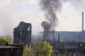 Hàng trăm binh sĩ Ukraine hạ vũ khí và được quân đội Nga di tản khỏi nhà máy Azovstal