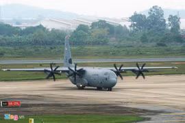 Máy bay C-130 của Mỹ hạ cánh tại Nội Bài