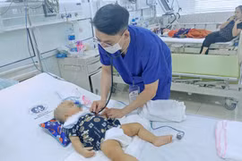  Trượt chân ngã, bé trai 11 tháng tuổi bị kéo đâm xuất huyết não