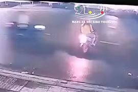 Khoảnh khắc đôi nam nữ sang đường bị xe máy kẹp 3 húc bay.