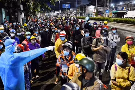Người dân ồ ạt về quê, ngành y tế các tỉnh miền Tây quá tải