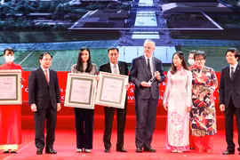 Ông Nguyễn Anh Tuấn, Phó Tổng Giám đốc T&T Group thay mặt Tập đoàn nhận giải Đặc biệt cho đồ án “Quy hoạch Bảo tồn, tôn tạo và phát huy giá trị Di tích Quốc gia đặc biệt Khu lưu niệm Chủ tịch Hồ Chí Minh tại Kim Liên, Nam Đàn, Nghệ An”.