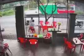 Video: Cận cảnh SUV bị xe giường nằm... "thúc đít"