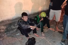 Hai nghi phạm cướp giật bị người dân khống chế, giao công an.