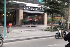 Công an hé lộ nguyên nhân ban đầu người phụ nữ rơi từ tầng cao chung cư Triều Khúc