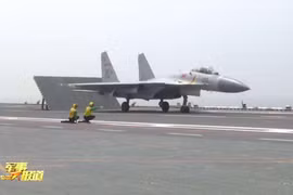 Trung Quốc công bố video máy bay lần đầu tiên cất cánh từ tàu sân bay Sơn Đông, dự kiến bố trí ở biển Đông