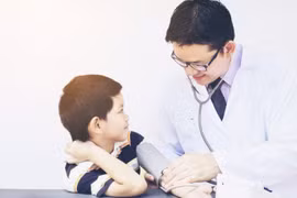 Chăm nhỏ nghẹt mũi thành cao huyết áp