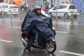 Đi xe máy trời mưa thế nào để đảm bảo an toàn?