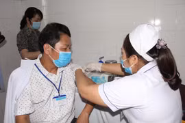 Lực lượng tuyến đầu tại Đắk Lắk được tiêm vắc xin phòng Covid-19. Ảnh minh họa.