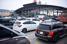 Cửa ngõ Hà Nội ùn tắc, Tân Sơn Nhất chật kín khi người dân quay lại làm việc