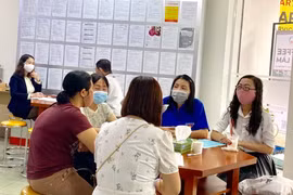 Người lao động tìm việc làm tại Văn phòng Trung tâm dịch vụ việc làm Thanh Niên TPHCM.