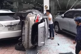 Nhân viên showroom lái ôtô lao từ tầng 2 xuống đất