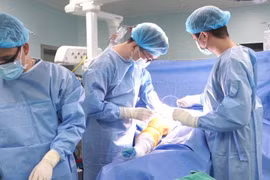 “Thước ngắm phẫu thuật” độc quyền “made in Vietnam” nâng độ chính xác của phẫu thuật khớp gối lên đến hơn 98%